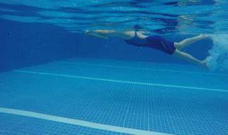 自由泳打腿技巧